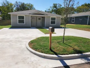 Bonham, TX 75418