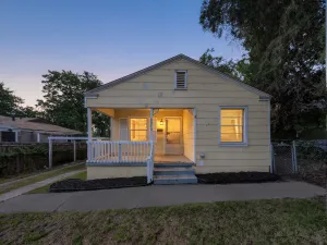 River Oaks, TX 76114