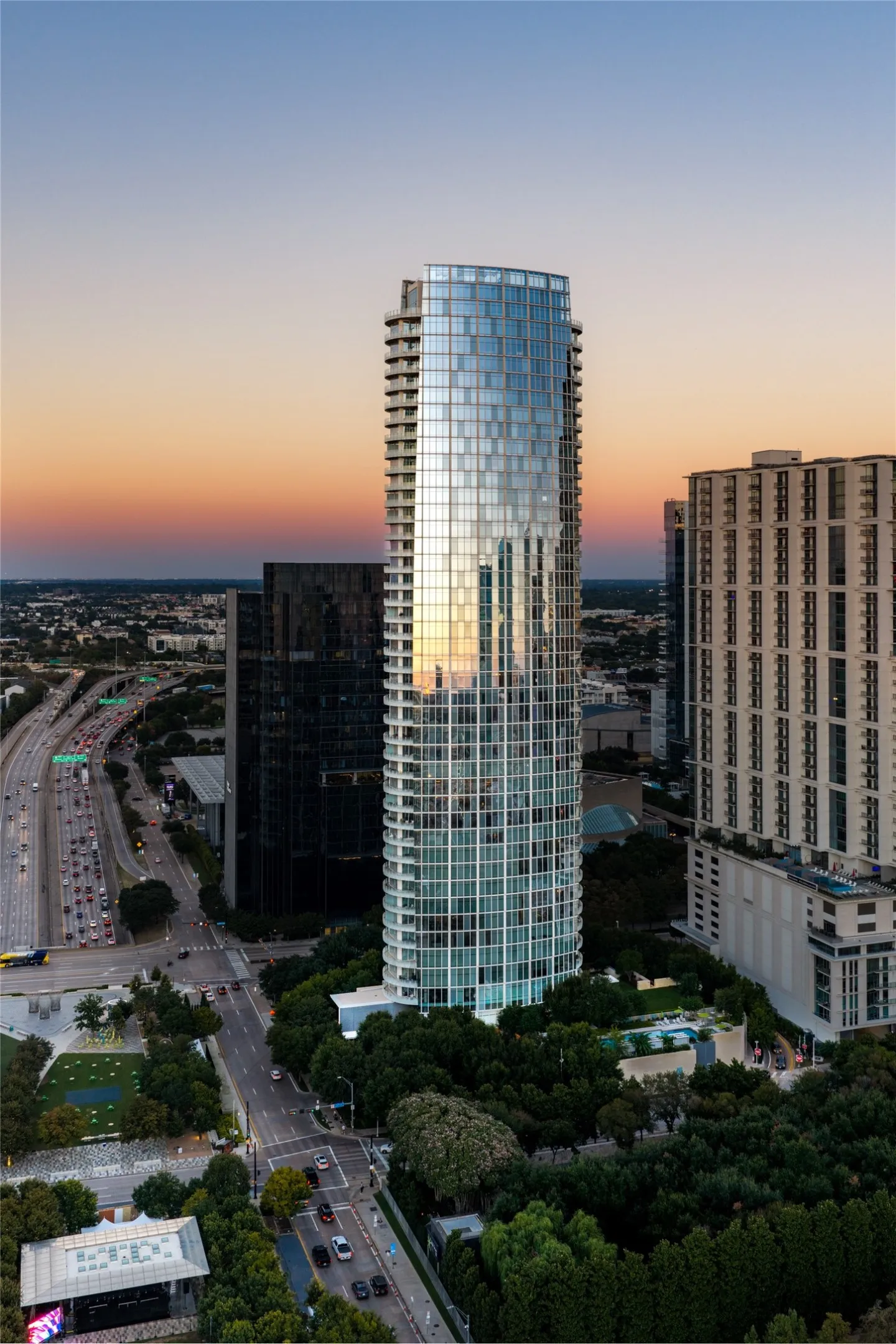 Dallas, TX 75201