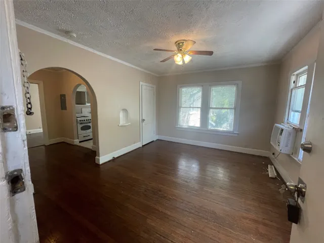 Dallas, TX 75206