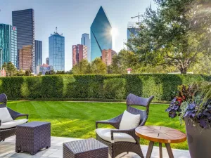 Dallas, TX 75201
