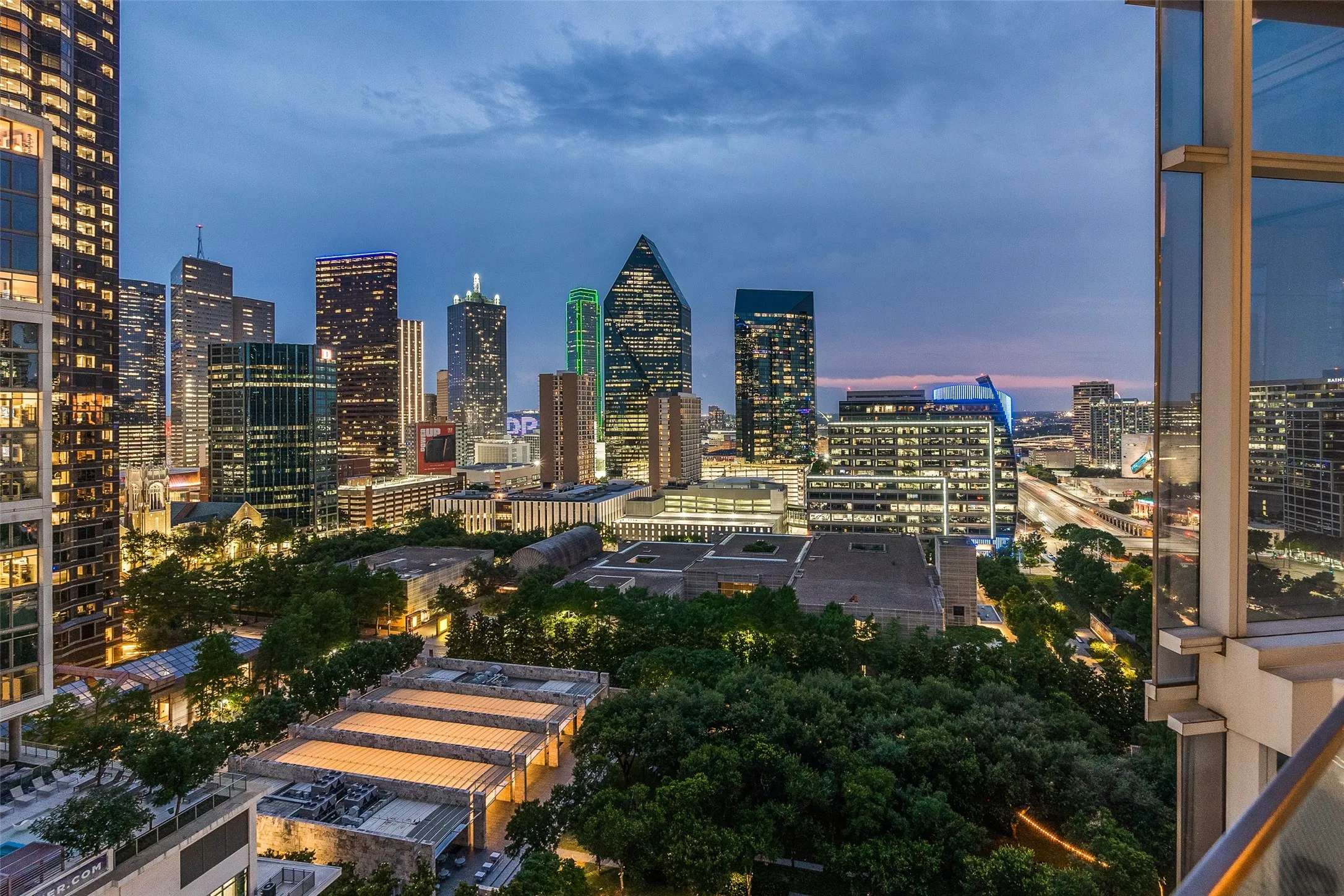Dallas, TX 75201