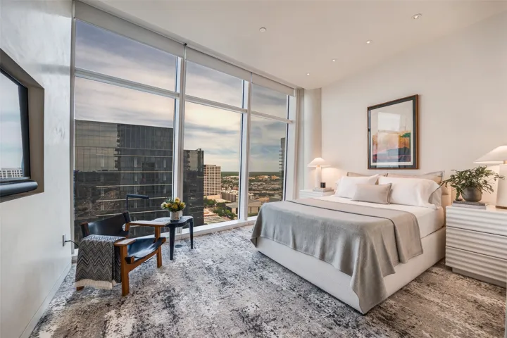 Dallas, TX 75201