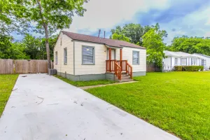 River Oaks, TX 76114