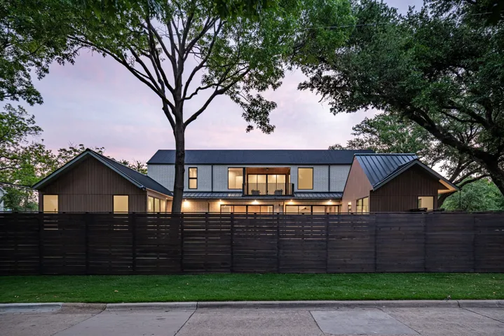 Dallas, TX 75220